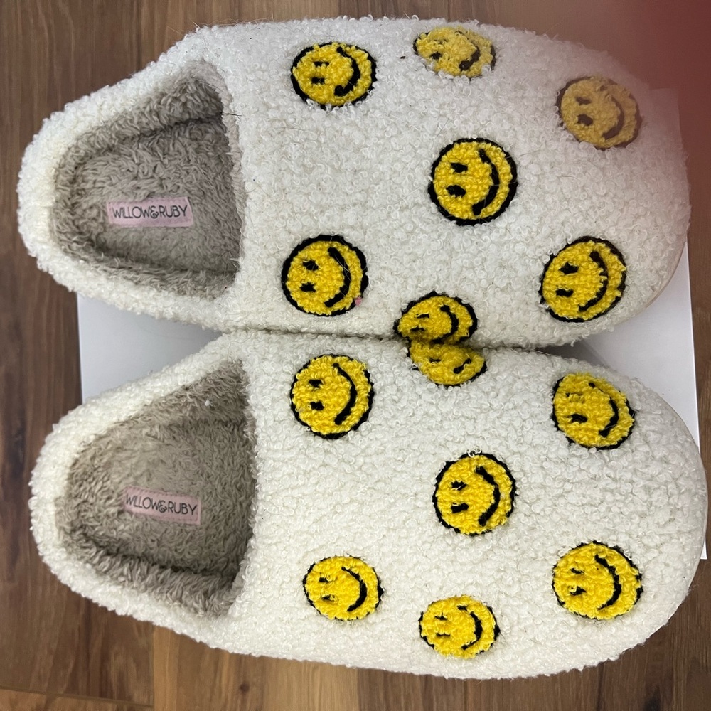 Willow & Ruby Smiley Face Slippers sz 8-9